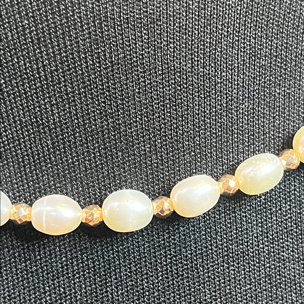 Elegant Pearl Necklace - Picture 4 of 4